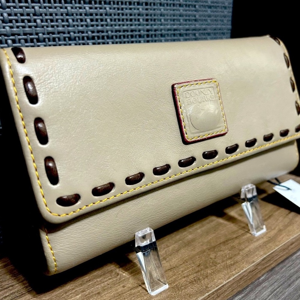 Dooney and Bourke florentine checkbook continental clutch wallet in
LIGHT TAUPE